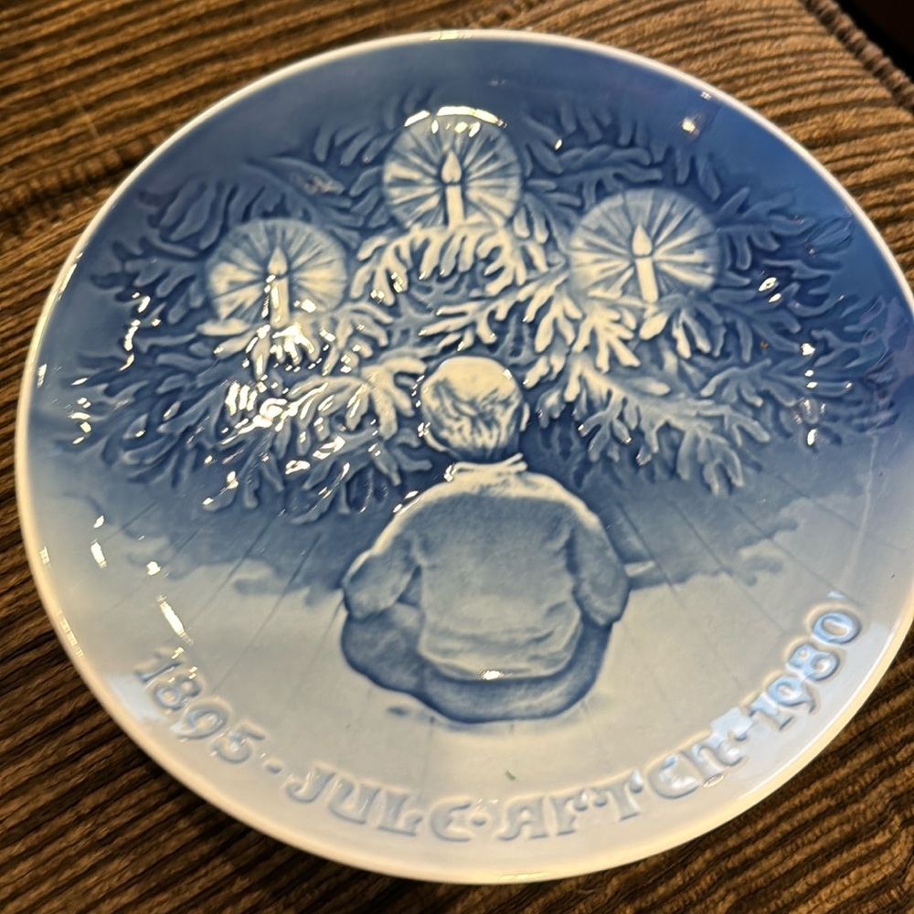1895-1980 Bing & Grondahl B&G 9" Christmas Plate Jule Aften Happiness Yu…